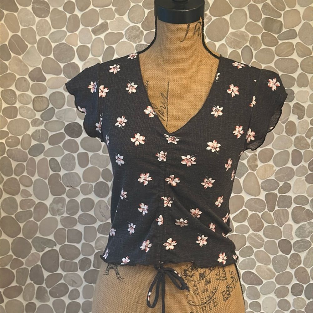 Anistar waffle knit black/dark gray with pink flowers crop top – large